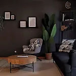 Altrove - Modern, Spacious & Апартаменти