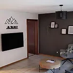 Altrove - Modern, Spacious & Лейкербад