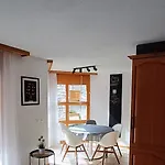 Altrove - Modern, Spacious & * Лейкербад